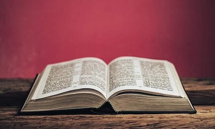 Libro-abierto-por-la-mitad-iStock.jpg