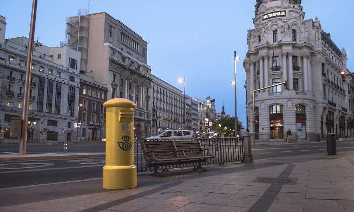 Un buzn de Correos en la Gran Va de Madrid