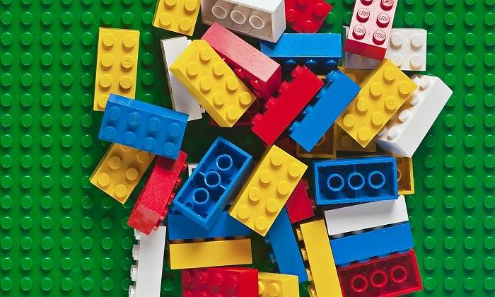 Diferentes-piezas-de-LEGO-iStock.jpg