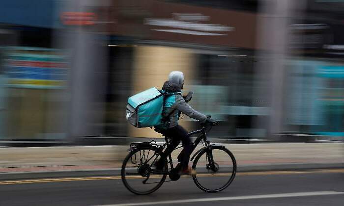 repartidor-rider-deliveroo-bici-manchester-8marzo2021-reuters-770x420.jpg