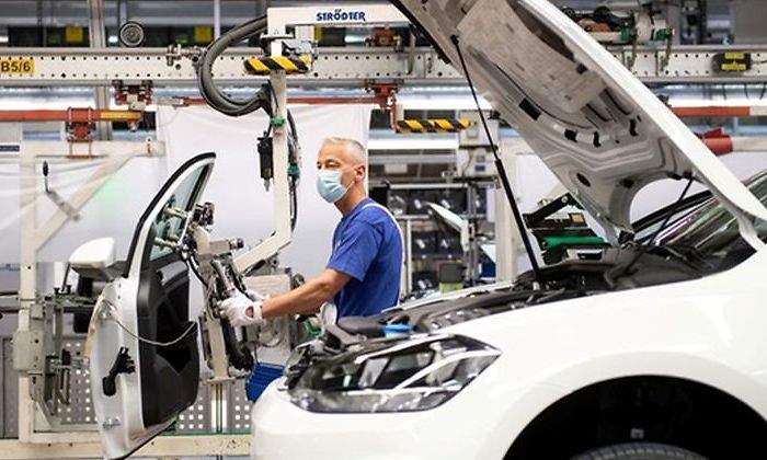 trabajador-fabrica-industria-pandemia.jpg