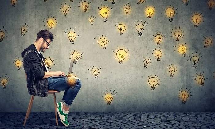 emprendedor-ordenador-idea-bombillas-770-dreamstime.jpg