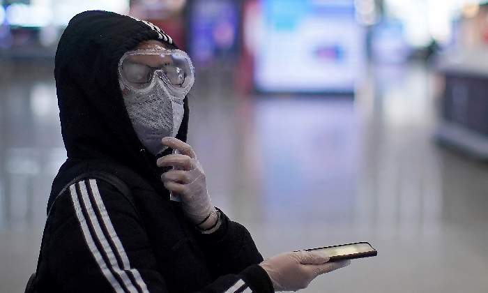 mujer-mascarilla-gafas-sudadera-negra-coronavirus-reuters-770x420.jpg