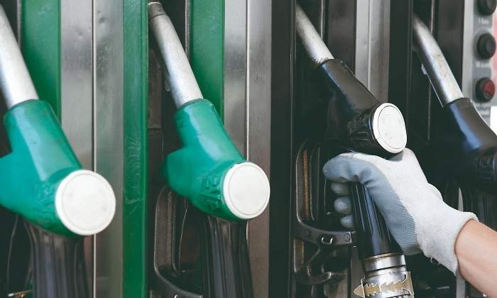 Francia rebajará 15 céntimos cada litro de gasolina o diésel sin tocar los impuestos