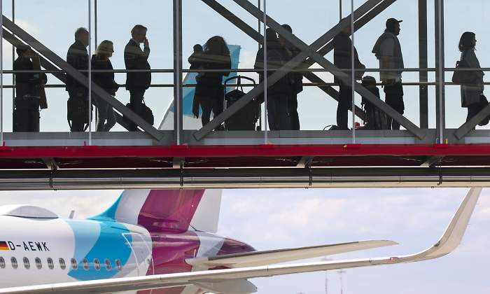 Viajeros cruzan la pasarela de un aeropuerto