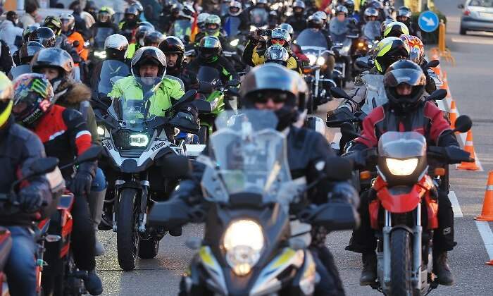 EuropaPress_4196496_desfile_banderas_40_edicion_concentracion_motorista_invernal_pinguinos-1.jpg