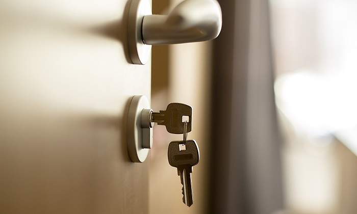 Llaves-puestas-en-una-cerradura-iStock.jpg