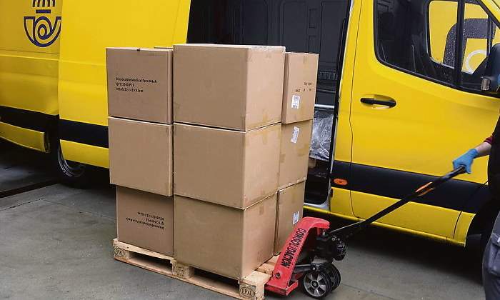 Una furgoneta de Correos con un cargamento de mascarillas