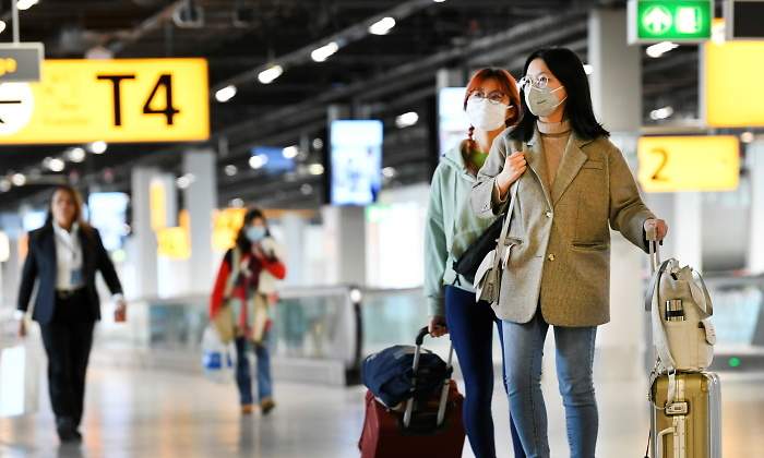 coronavirus-aeropuerto-schipol-holanda-viajeros-mascarilla-reuters.jpg