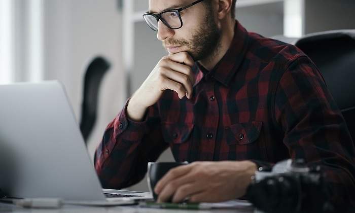 chico-leyendo-camisa-ordenador-iStock.jpg