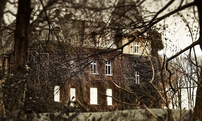 haunted-house-1124241_1920.jpg