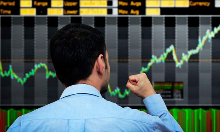 inversor-broker-de-espaldas-contento-celebrando-grafico-verde-subidas-alzas-bolsa-mercados-getty-770x420.jpg