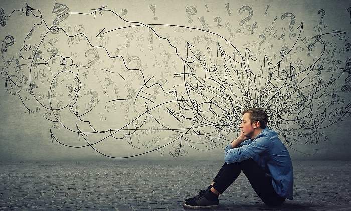 Una-persona-sentada-en-el-suele-pensando-iStock.jpg