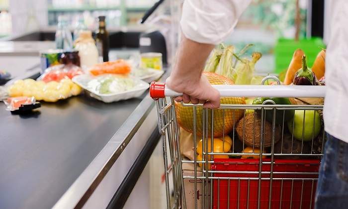 Hombre-en-caja-de-supermercado-iStock.jpg