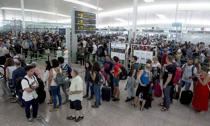 prat-viajeros-esperando.jpg