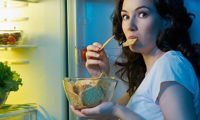 Mujer-comiendo-frente-a-la-nevera-iStock.jpg