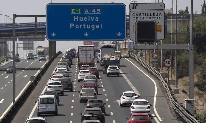 atasco-carreteras-puente-pilar-octubre-dgt-ep.jpg