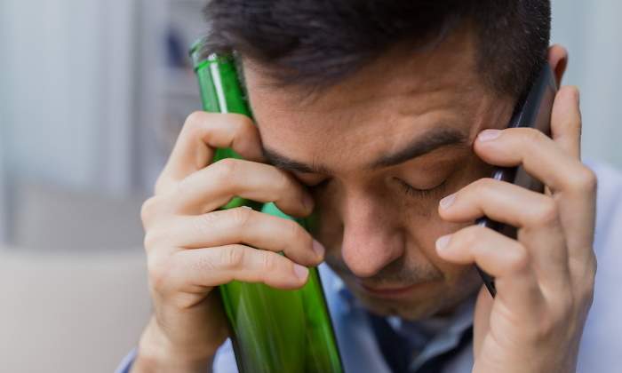 alcohol-movil-lamento-dreamstime.jpg