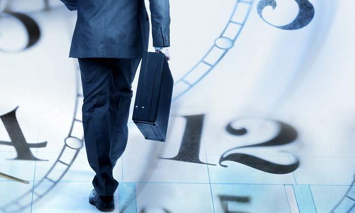 trabajador-reloj-istock.jpg