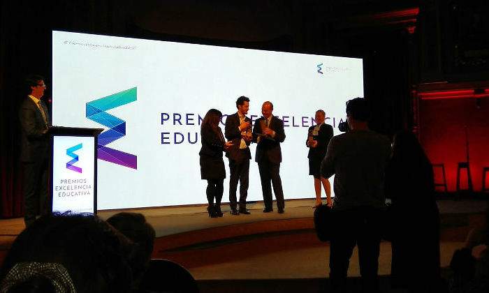 Cristian-Moure-director-de-Tokio-New-Technology-Schoolrecogiendo-los-Premios-Excelencia-Educativa11111111111111.jpg