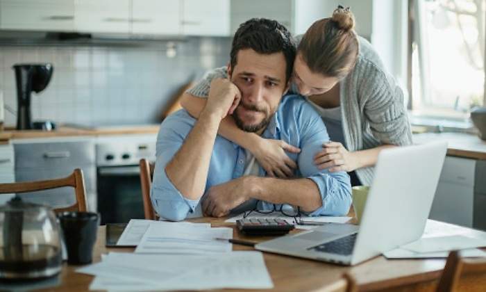 jovenes-preocupados-calculadora-cocina-getty.jpg