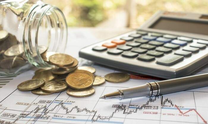 monedas-junto-a-calculadora-concepto-educacion-financiera.jpg
