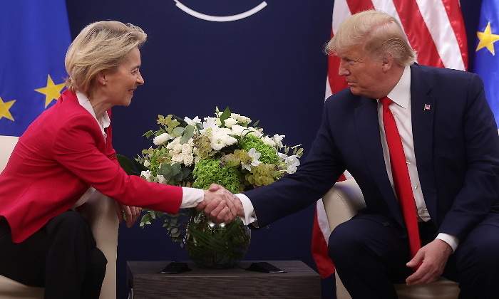 ursula-von-der-leyen-comision-europea-ue-donald-trump-eeuu-dandose-mano-davos-21enero2020-770x420.jpg