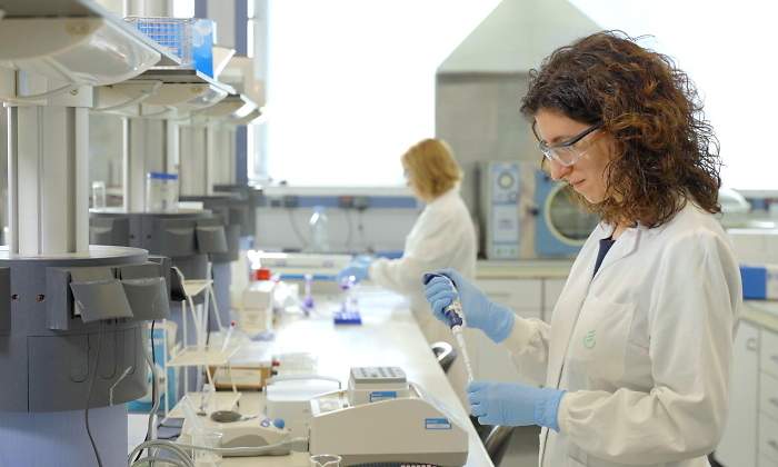 Una mujer trabaja en un laboratorio de la farmacutica Almirall