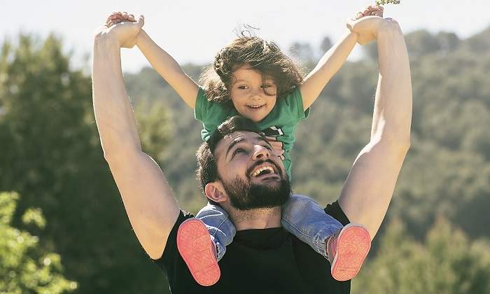 Un-padre-con-su-hija-en-hombros-iStock.jpg