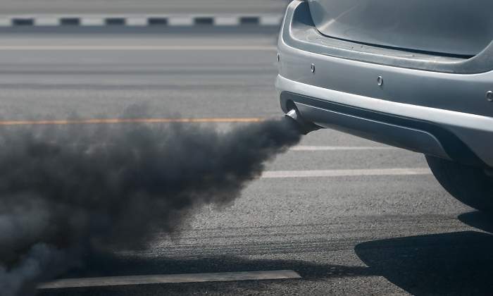 coche-humo-tubo-escape-itv-iStock-1134209013.jpg
