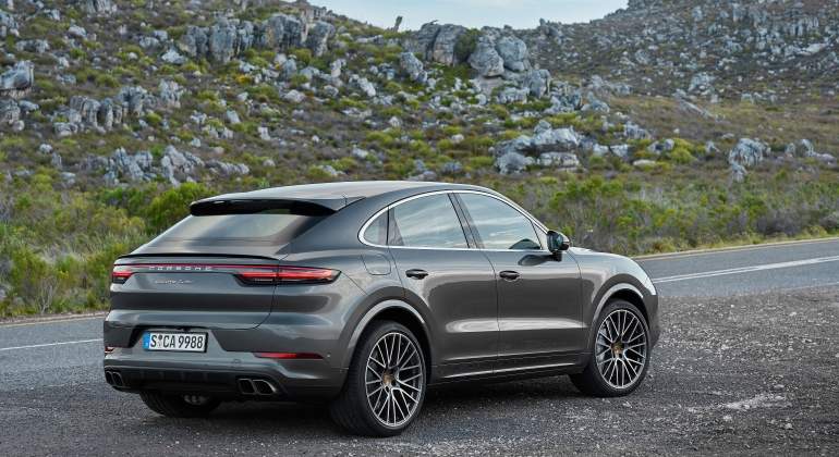 Porsache Cayenne en la carrocería coupe.