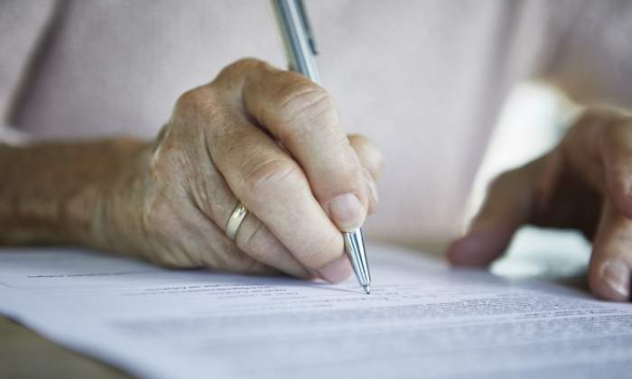 manos-persona-anciana-mayor-firma-herencia-documento-getty-770x420.jpg