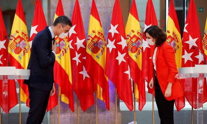 sanchez-ayuso-banderas-saludo-efe-770x420.jpg