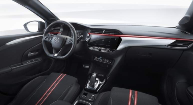 Interior del Opel Corsa.