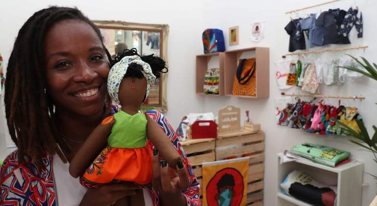 La creadora con una de las muñecas más vendidas,