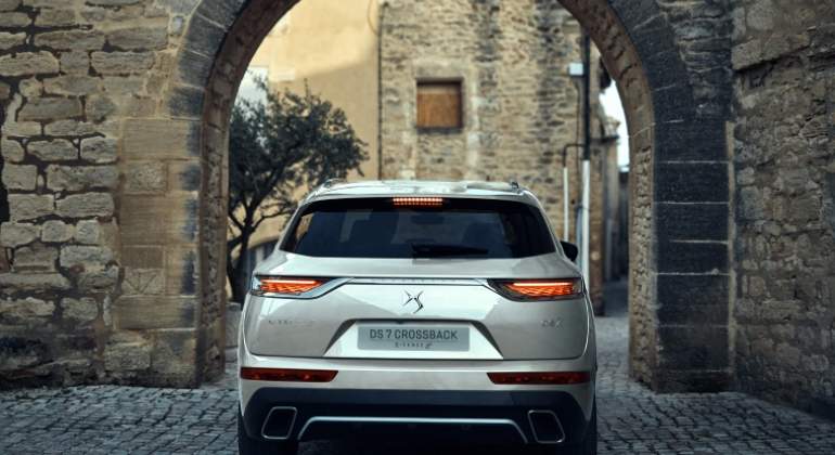 Trasera del primer SUV híbrido enchufable de DS.