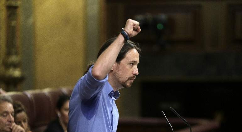 Iglesias levanta el puño