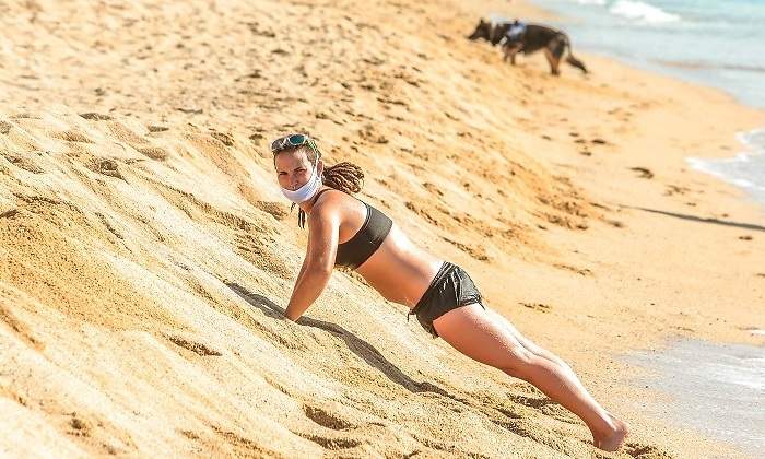 flexiones-playa-ejercicio-mascarilla-getty.jpg
