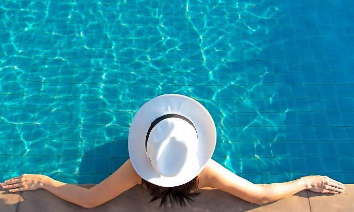 piscina-mujer-sombrero-recurso-dreamstime.jpg