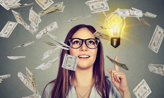mujer-bombilla-dinero-dreamstime.jpg