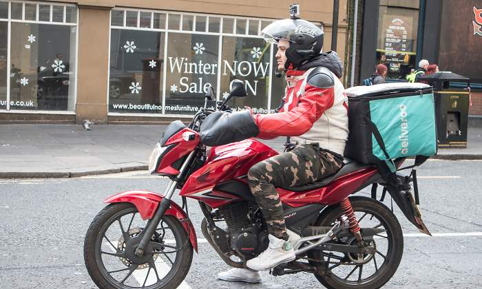 camara-casco-moto-multa-dgt-dreamstime.jpg