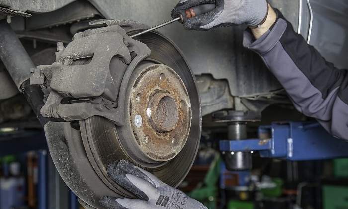 taller-mecanico-freno-coches