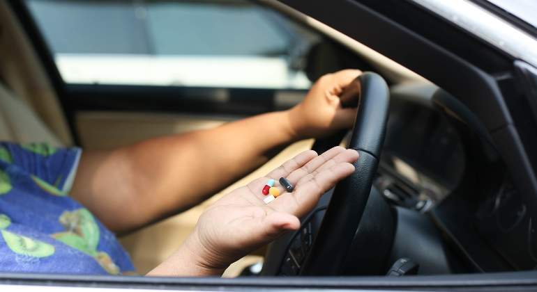 La DGT advierte del riesgo de automedicarse.
