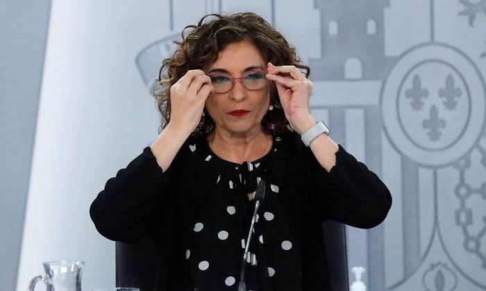 montero-mariajesus-gafas-20ABR21-efe.jpg