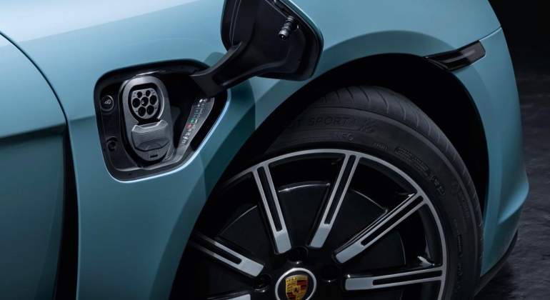 Enchufe de recarga del Porsche Taycan 4S.