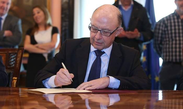 cristobal-montoro-firma-hacienda-empleo-publico-770-eE.jpg