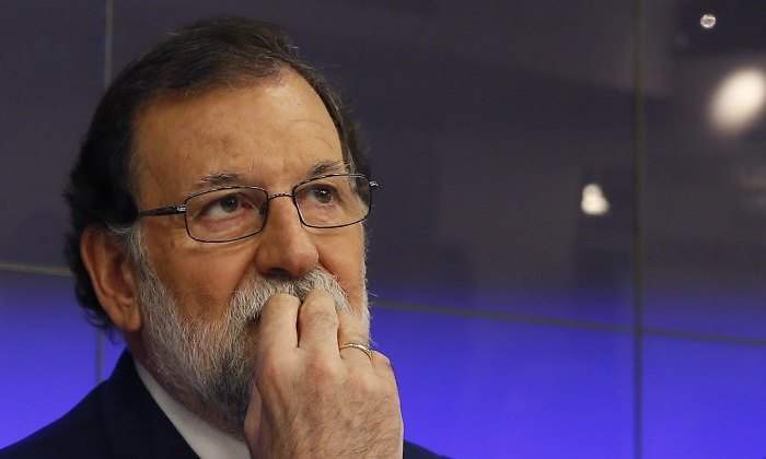 Rajoy-mano-boca-EFE.jpg