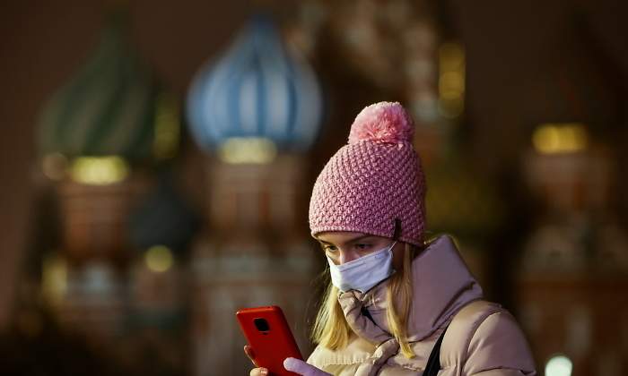 moscu-chica-mascarilla-movil-reuters.jpg