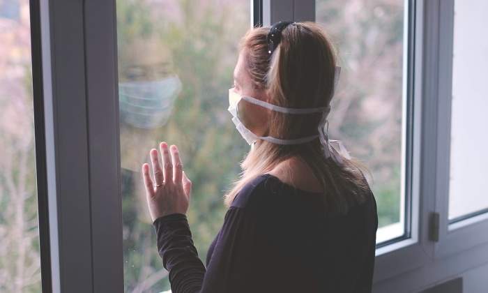 mujer-ventana-mascarilla-istock.jpg