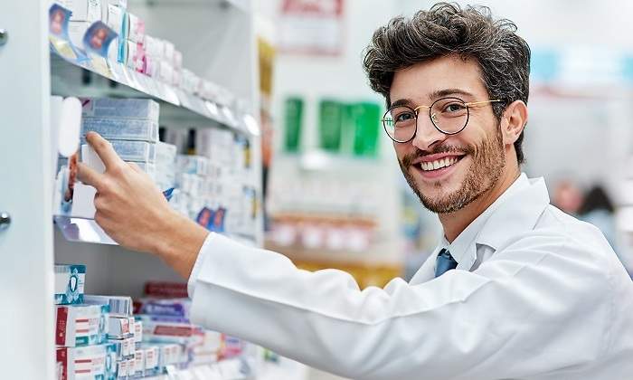 Un-joven-farmaceutico-con-gafas-iStock.jpg